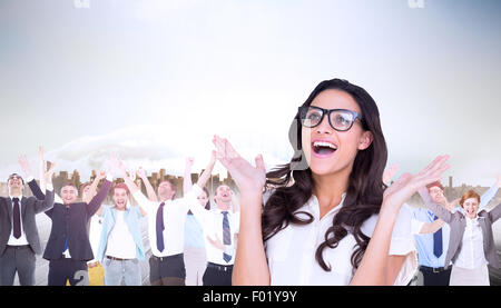 Zusammengesetztes Bild der hübsche Brünette in Hipster Gläser Stockfoto