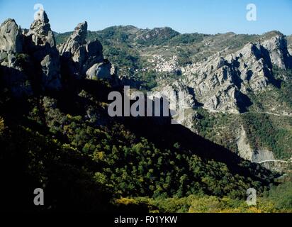 Die Gegend um Castelmezzano, Lucan Dolomiten, Gallipoli Cognato Nationalpark, Basilikata, Italien. Stockfoto