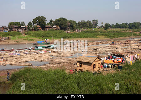 Leben am Fluss, Bambus-Flöße in einer Reihe auf dem Irrawaddy-Fluss, auch genannt die Ayeyarwaddy, Mandalay, Division Mandalay Stockfoto