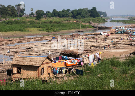 Leben am Fluss, Bambus-Flöße in einer Reihe auf dem Irrawaddy-Fluss, auch genannt die Ayeyarwaddy, Mandalay, Division Mandalay Stockfoto