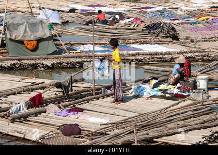 Leben auf Bambus Flößen durch den Fluss Irrawaddy, auch Ayeyarwaddy, Mandalay, Division Mandalay, Myanmar Stockfoto