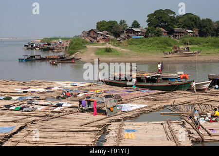 Leben am Fluss, Bambus-Flöße in einer Reihe auf dem Irrawaddy-Fluss, auch genannt die Ayeyarwaddy, Mandalay, Division Mandalay Stockfoto