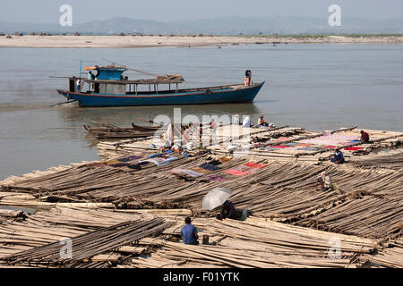 Leben am Fluss, Bambus-Flöße in einer Reihe auf dem Irrawaddy-Fluss, auch genannt die Ayeyarwaddy, Mandalay, Division Mandalay Stockfoto