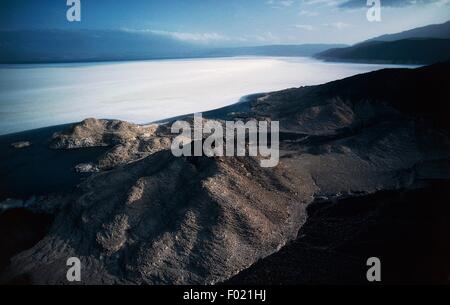 Blick auf Lake Assal, bei 155 Meter unter dem Meeresspiegel, der niedrigste Punkt in Afrika, Great Rift Valley, Dschibuti. Stockfoto