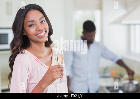 Glückliche Frau Glas Champagner Stockfoto