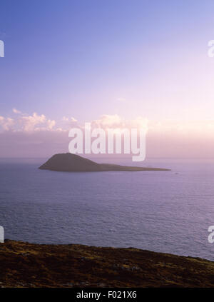 Ein Blick über den Bardsey Sound von Mynydd Mawr nahe Aberdaron, Lleyn, Gwynedd, zeigt das markante Slug-ähnlichen Profil von Bardsey Island (Ynys Enlli). Stockfoto