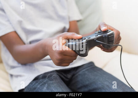 Kleiner Junge mit Videospielen Stockfoto