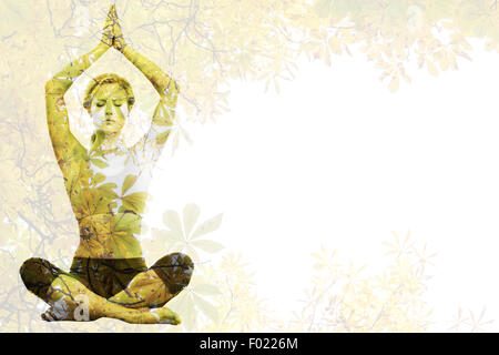 Zusammengesetztes Bild ruhig blonde meditieren in Lotus-Pose mit erhobenen Armen Stockfoto