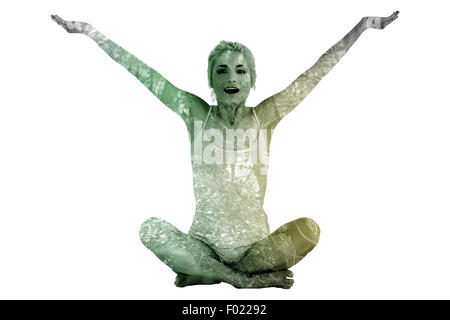 Zusammengesetztes Bild von getönten junge Frau sitzt mit ausgestreckten Armen Stockfoto