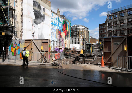 Abriss-Baustelle am Great Eastern & Leonard Street Hackney mit CEPT Wandkunst "Love Will Tear Us Apart" East London KATHY DEWITT Stockfoto