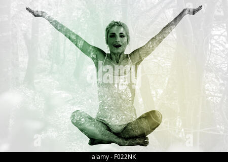 Zusammengesetztes Bild von getönten junge Frau sitzt mit ausgestreckten Armen Stockfoto