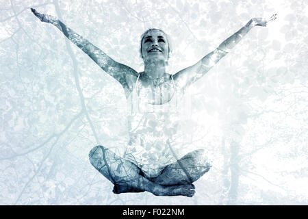 Zusammengesetztes Bild von getönten junge Frau sitzt mit ausgestreckten Armen Stockfoto