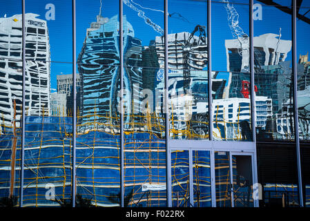 Verzerrten Reflexionen von Gebäuden, Kränen und Gerüste ein Glasbau, Sydney, Australien Stockfoto