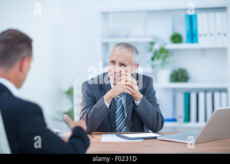 Geschäftskollegen lächelnd zusammen arbeiten Stockfoto
