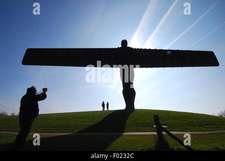 Silhouette des Engels der nördlichen Statue gegen die Sonnen-Strahlen. Stockfoto