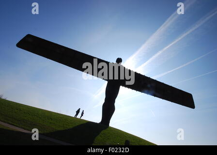 Silhouette des Engels der nördlichen Statue gegen die Sonnen-Strahlen. Stockfoto