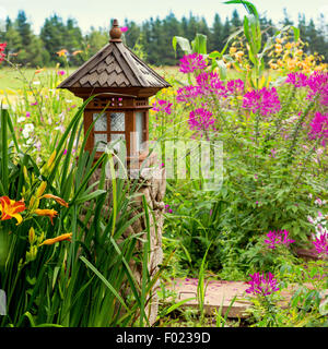 Asiatisch inspirierte Laterne im Sommergarten. Stockfoto