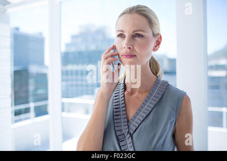Fokussierte Geschäftsfrau auf dem Handy Stockfoto