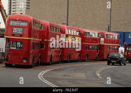 London, UK. 6. August 2015. Eine Reihe von Routemaster geparkt am Bahnhof Stratford entfernt an der Nummer 25-Buslinie in die Stadt und Holborn. Eine zusätzliche 250 Busse, darunter alte Routemaster-Busse wurden auf den Straßen wie die Nacht, die das Rohr Rohr streiken eine 24-Stunden Service Zeile herunterfährt. Londoner U-Bahn Streik der Gewerkschaften zum zweiten Mal in einem Monat. Foto: Credit: David Mbiyu/Alamy Live-Nachrichten Stockfoto