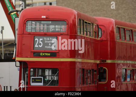 London, UK. 6. August 2015. Eine Reihe von Routemaster geparkt am Bahnhof Stratford entfernt an der Nummer 25-Buslinie in die Stadt und Holborn. Eine zusätzliche 250 Busse, darunter alte Routemaster-Busse wurden auf den Straßen wie die Nacht, die das Rohr Rohr streiken eine 24-Stunden Service Zeile herunterfährt. Londoner U-Bahn Streik der Gewerkschaften zum zweiten Mal in einem Monat. Foto: Credit: David Mbiyu/Alamy Live-Nachrichten Stockfoto