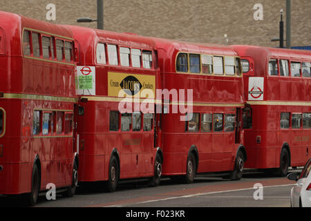 London, UK. 6. August 2015. Eine Reihe von Routemaster geparkt am Bahnhof Stratford entfernt an der Nummer 25-Buslinie in die Stadt und Holborn. Eine zusätzliche 250 Busse, darunter alte Routemaster-Busse wurden auf den Straßen wie die Nacht, die das Rohr Rohr streiken eine 24-Stunden Service Zeile herunterfährt. Londoner U-Bahn Streik der Gewerkschaften zum zweiten Mal in einem Monat. Foto: Credit: David Mbiyu/Alamy Live-Nachrichten Stockfoto