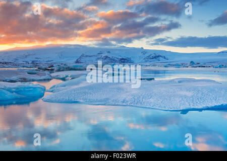 Eisberge in den Gletschersee Jökulsárlón in Island im Winter. Am Sonnenuntergang fotografiert. Stockfoto