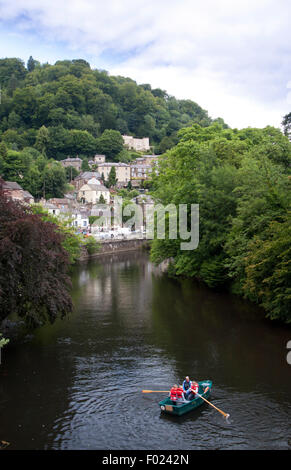 Ein Ruderboot navigiert den Derwent an Mallock Bath in Derbyshire Dales, England UK Stockfoto