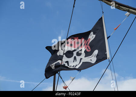 Piratenflagge fliegt hoch in eine kühle Sommerbrise Stockfoto