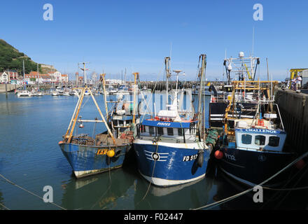 Angelboote/Fischerboote vertäut im Hafen von Scarborough Stockfoto