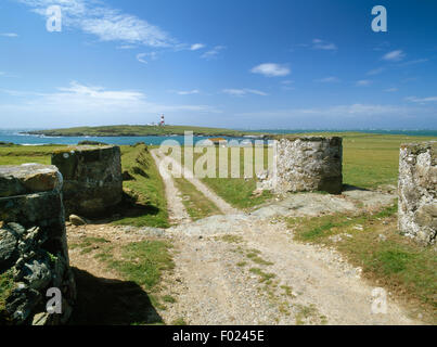 Aussehende SW, zwischen Stein Torpfosten auf dem Hauptgleis Bardsey Island, über Henllwyn bis zum Leuchtturm am Südende Bucht. Aus Aberdaron, Gwynedd. Stockfoto