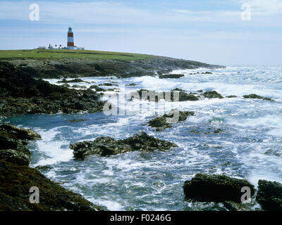 Bardsey Island Lighthouse, Gwynedd, in der Nähe von Porth Solfach SSW entlang der felsigen Küste aus. Entworfen von Joseph Nelson, 1821 abgeschlossen. Stockfoto