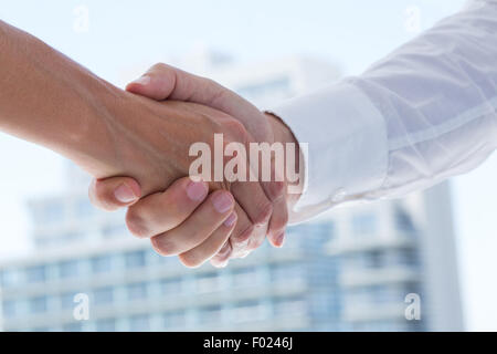 Nahaufnahme von zwei Geschäftsleuten Händeschütteln Stockfoto