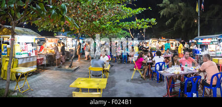 Menschen, Touristen und einheimische Essen in der einen Nacht-Markt, Na Thon, Koh Samui, Thailand Stockfoto