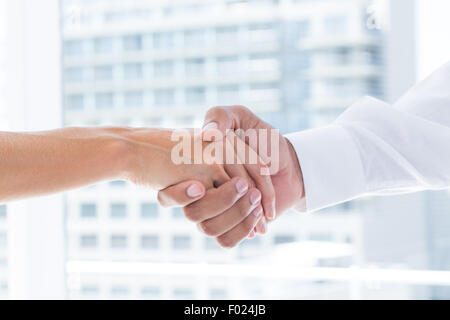 Nahaufnahme von zwei Geschäftsleuten Händeschütteln Stockfoto