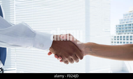 Nahaufnahme von zwei Geschäftsleuten Händeschütteln Stockfoto