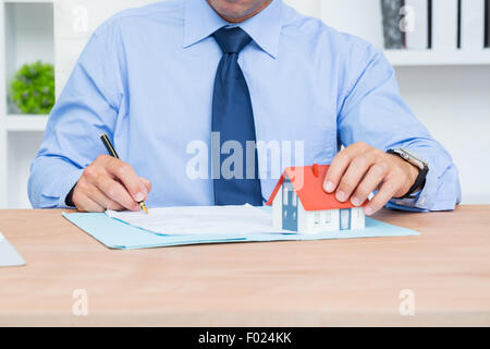 Geschäftsmann eine Contrat zu schreiben, bevor Sie ihn unterschreiben Stockfoto