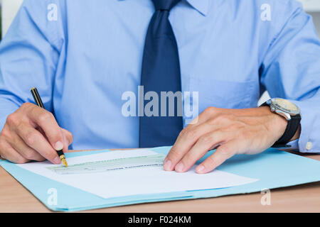 Geschäftsmann eine Contrat zu schreiben, bevor Sie ihn unterschreiben Stockfoto