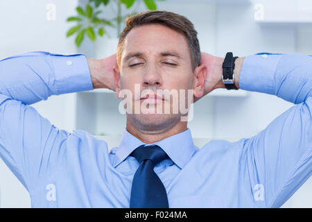 Ernst Kaufmann auf Stuhl sitzend Stockfoto