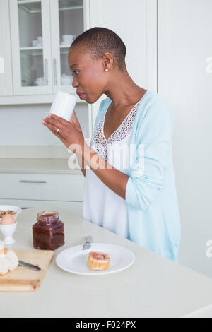 Schöne Frau, ein Glas Milch trinken Stockfoto