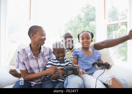 Happy Lächeln Familie spielen von Videospielen Stockfoto