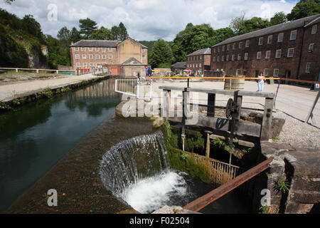 Die Mühle-Hof in Cromford Mills in der Nähe von Matlock mit Blick auf den Wasserlauf und Mühle Gebäuden, Derbyshire, England UK Stockfoto