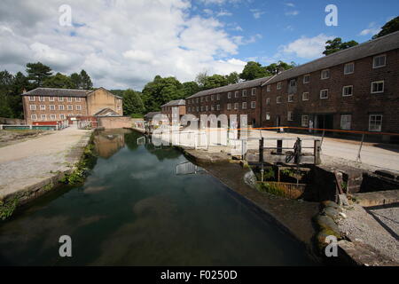 Die Mühle-Hof in Cromford Mills in der Nähe von Matlock mit Blick auf den Wasserlauf und Mühle Gebäuden, Derbyshire, England UK Stockfoto