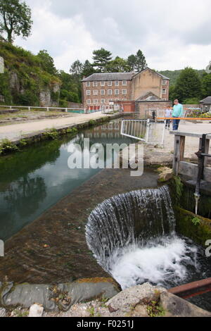 Die Mühle-Hof in Cromford Mills in der Nähe von Matlock mit Blick auf den Wasserlauf und Mühle Gebäuden, Derbyshire, England UK Stockfoto