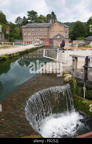 Die Mühle-Hof in Cromford Mills in der Nähe von Matlock mit Blick auf den Wasserlauf und Mühle Gebäuden, Derbyshire, England UK Stockfoto