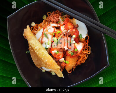 Schüssel mit Spicy Huhn mit Nudeln Stockfoto
