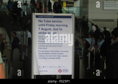 London, UK. 6. August 2015. Lonodners gesehen am Bahnhof Stratford war offen für Overground und DLR Dienstleistungen. Eine zusätzliche 250 Busse, darunter alte Routemaster-Busse wurden auf den Straßen wie die Nacht, die das Rohr Rohr streiken eine 24-Stunden Service Zeile herunterfährt. Londoner U-Bahn Streik der Gewerkschaften zum zweiten Mal in einem Monat. Foto: Credit: David Mbiyu/Alamy Live-Nachrichten Stockfoto