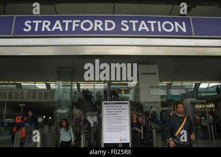 London, UK. 6. August 2015. Lonodners gesehen am Bahnhof Stratford war offen für Overground und DLR Dienstleistungen. Eine zusätzliche 250 Busse, darunter alte Routemaster-Busse wurden auf den Straßen wie die Nacht, die das Rohr Rohr streiken eine 24-Stunden Service Zeile herunterfährt. Londoner U-Bahn Streik der Gewerkschaften zum zweiten Mal in einem Monat. Foto: Credit: David Mbiyu/Alamy Live-Nachrichten Stockfoto