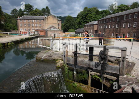 Die Mühle-Hof in Cromford Mills in der Nähe von Matlock mit Blick auf den Wasserlauf und Mühle Gebäuden, Derbyshire, England UK Stockfoto