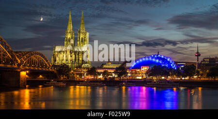 Stadt-Panorama von Köln in der Abenddämmerung, Rhein, Hohenzollernbrücke, Kathedrale, der Musical Dome, Colonius TV Turm, steigende Mond hinter Stockfoto