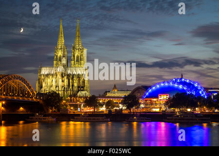 Stadtpanorama von Köln in der Abenddämmerung, Rhein, Hohenzollernbrücke, Dom, Musical Dome, Fernsehturm Colonius, Köln Stockfoto